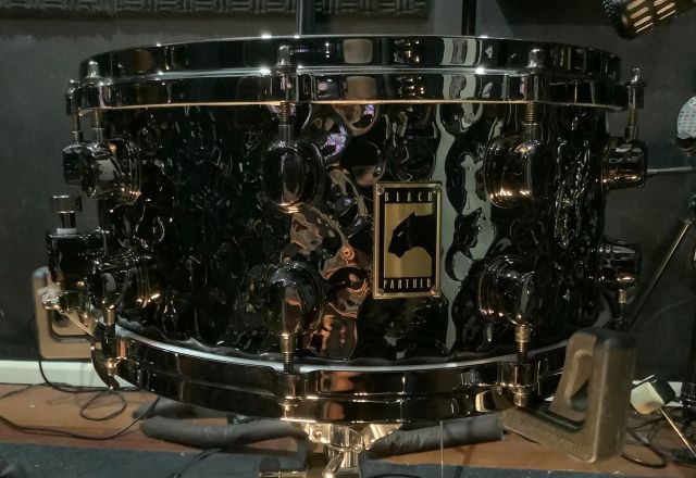 BPBR465HB 14"x6.5" Hammered Brass. Photo - Alexandre Alja